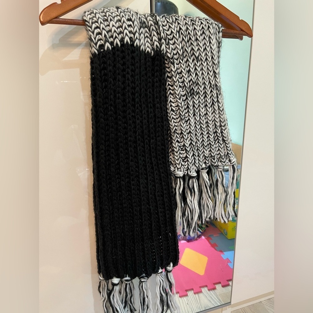 Steve Madden scarf